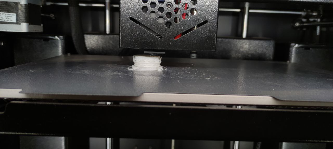 Impression 3D FDM en cours sur imprimante enceinte fermée type Bambu Lab