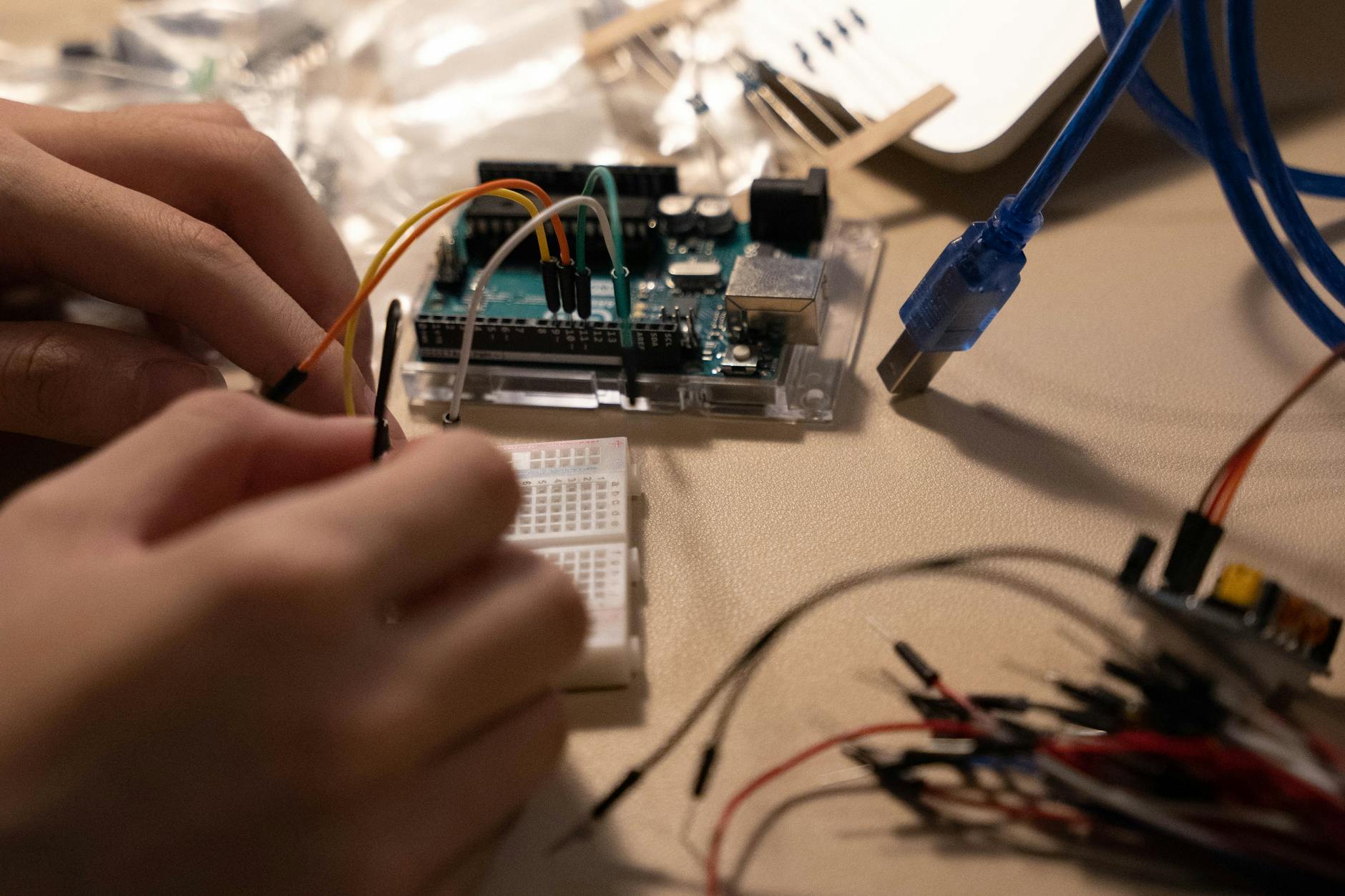 Carte microcontrôleur sur établi électronique maker