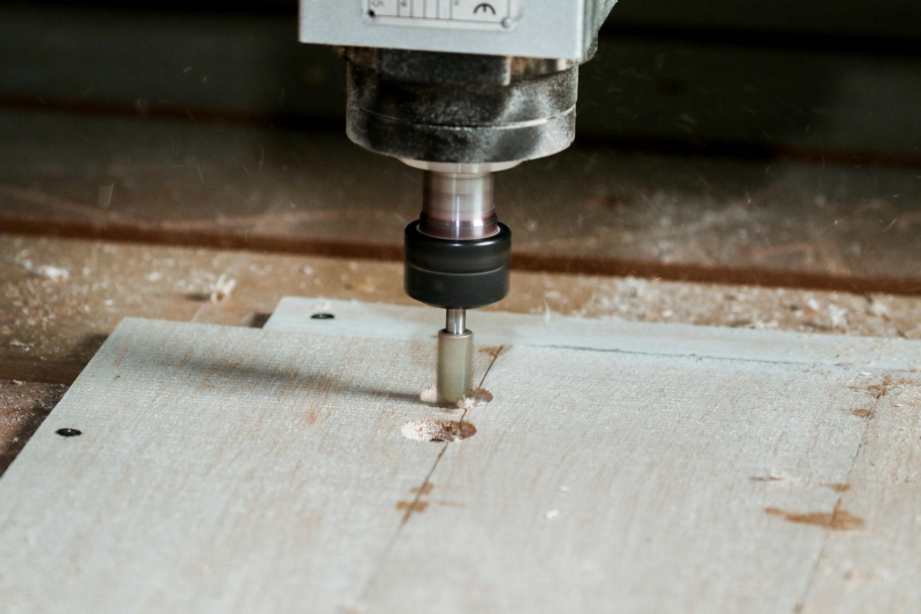 Fraise CNC travaillant le bois avec précision dans un atelier