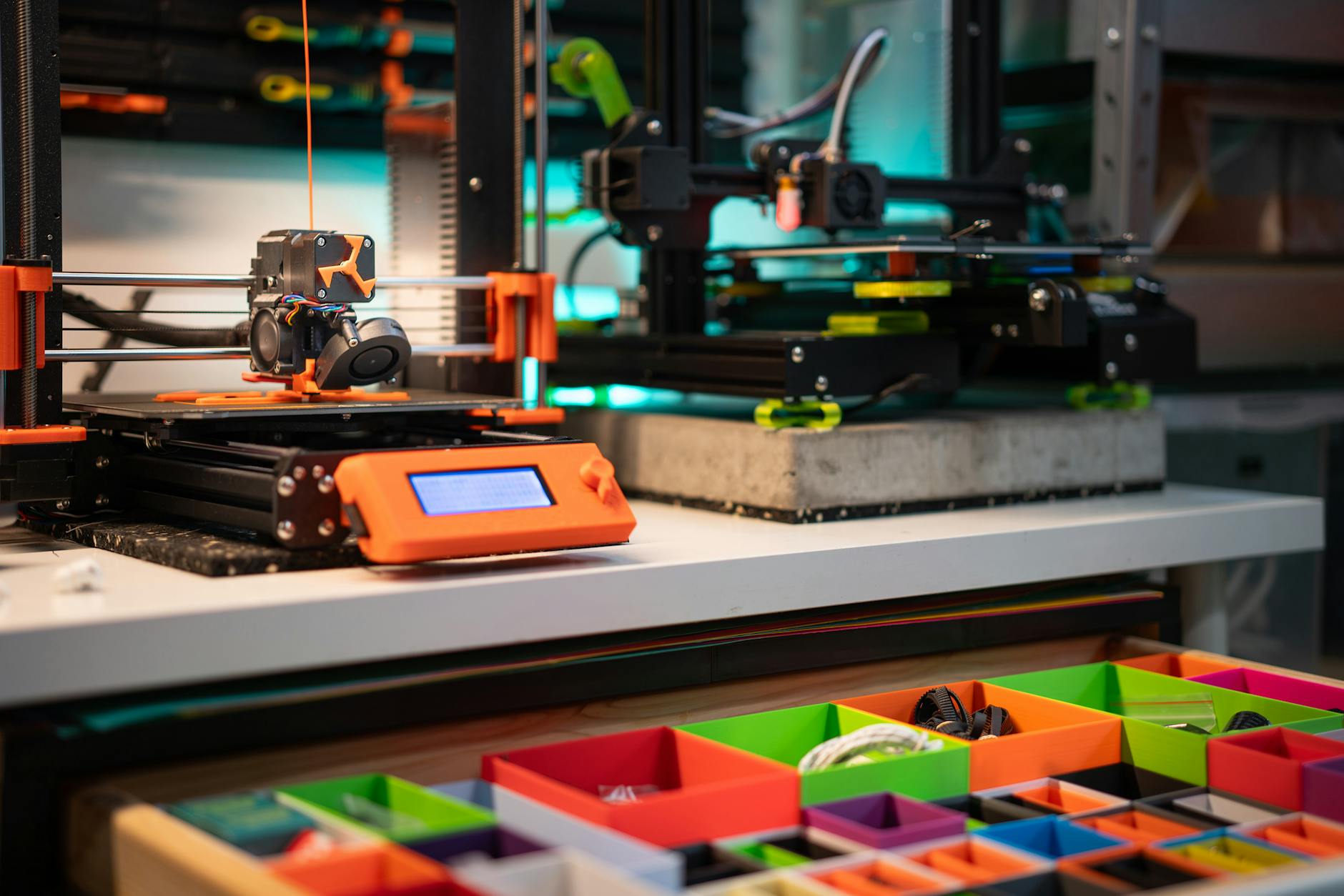 Imprimante 3D résine en fonctionnement avec pièces imprimées