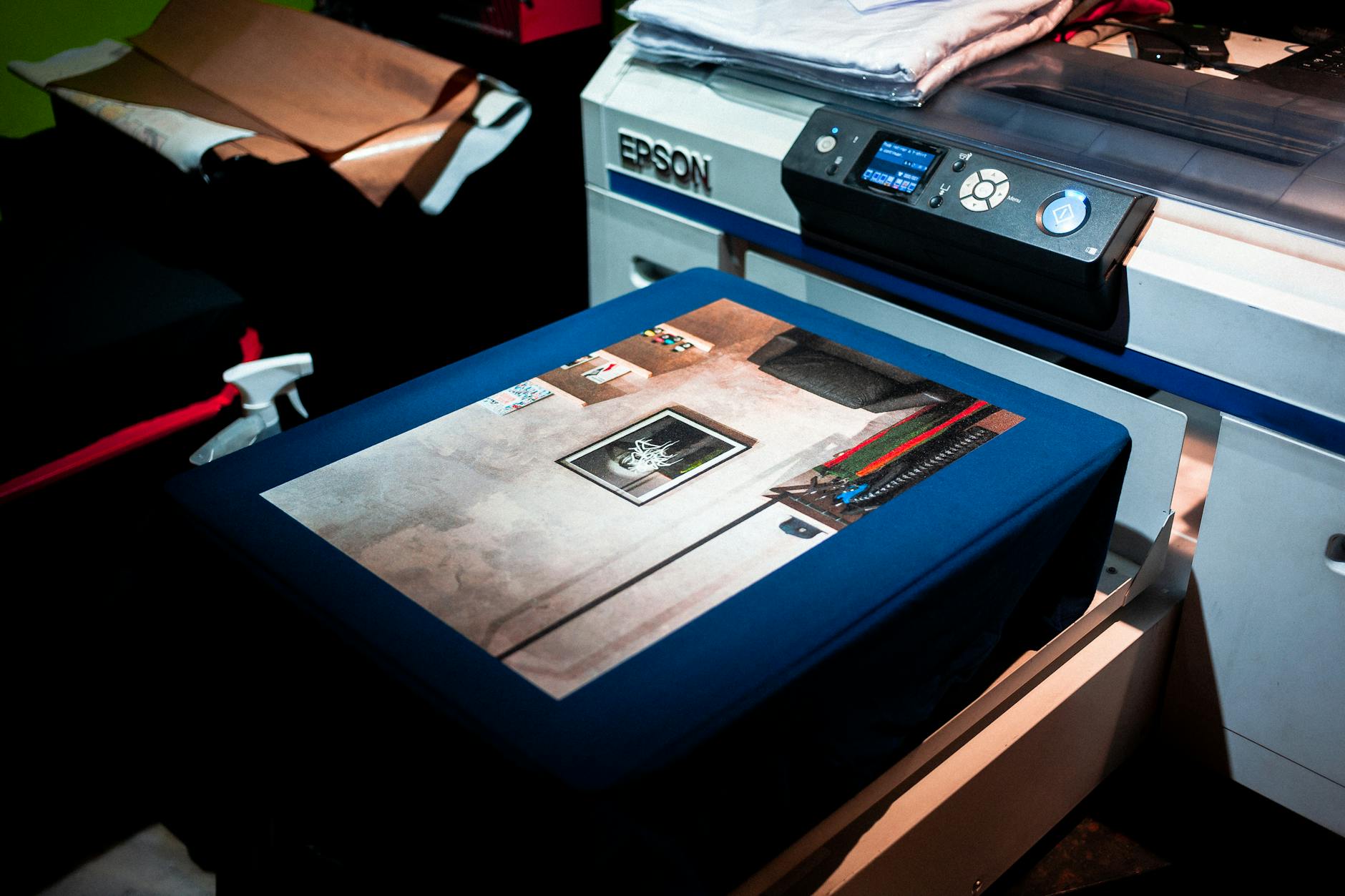Imprimante DTF professionnelle en fonctionnement dans un atelier de personnalisation textile