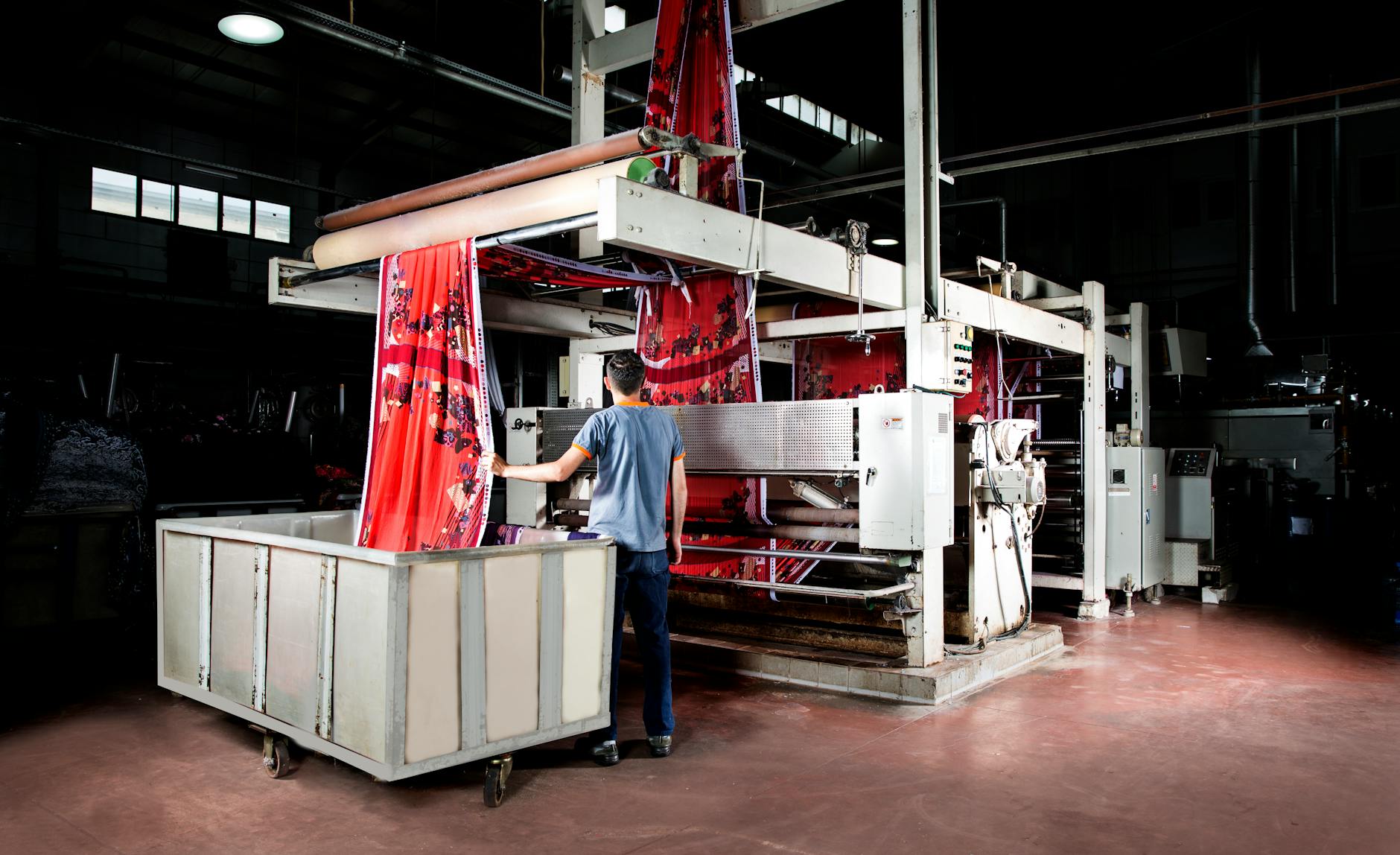 Kit DTF complet pose sur un etabli d atelier textile