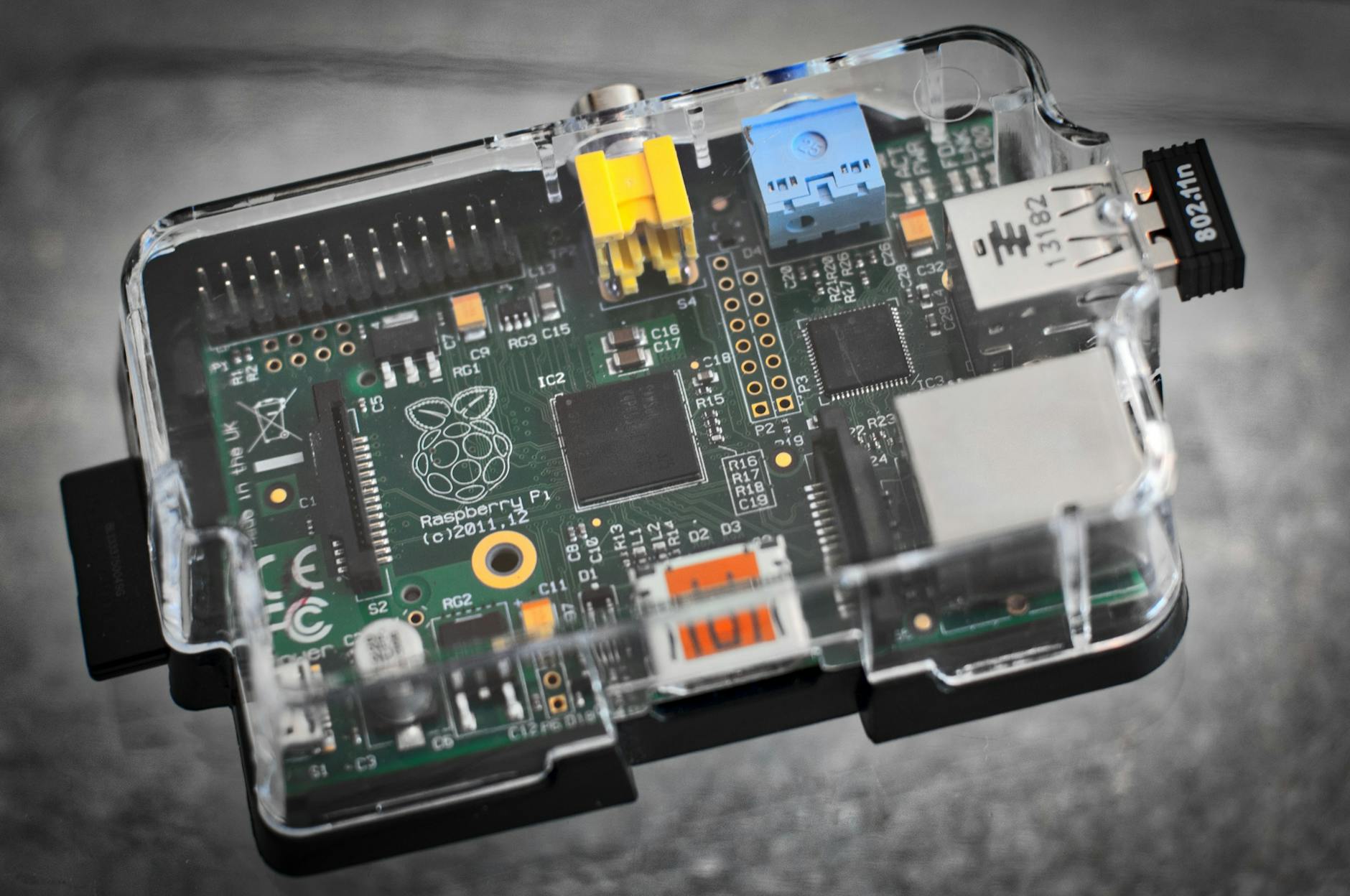 Raspberry Pi 5 posé sur un bureau avec câbles et composants électroniques