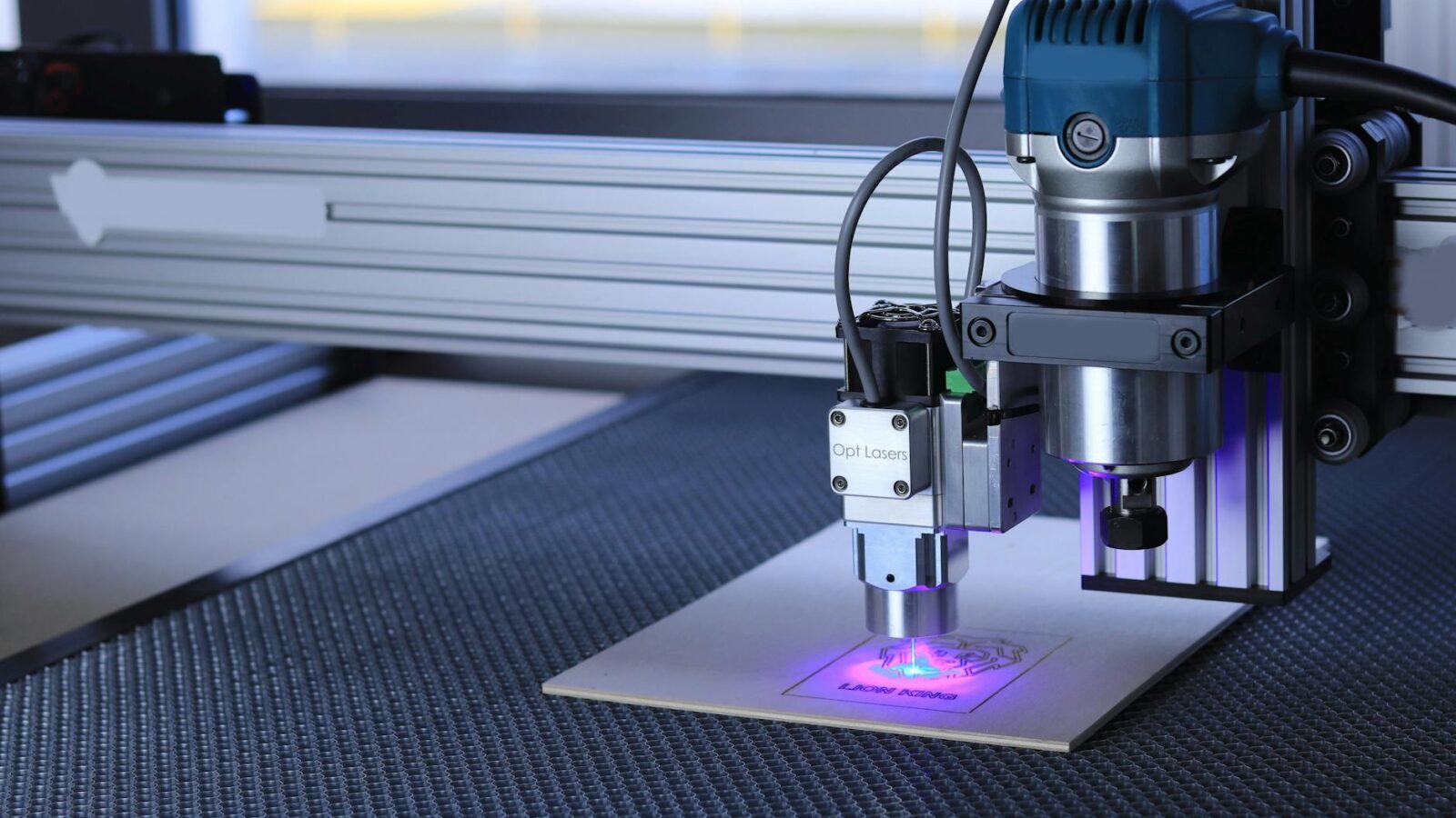 xTool F1 Ultra test : le laser fibre compact qui grave le métal à 10 000 mm/s