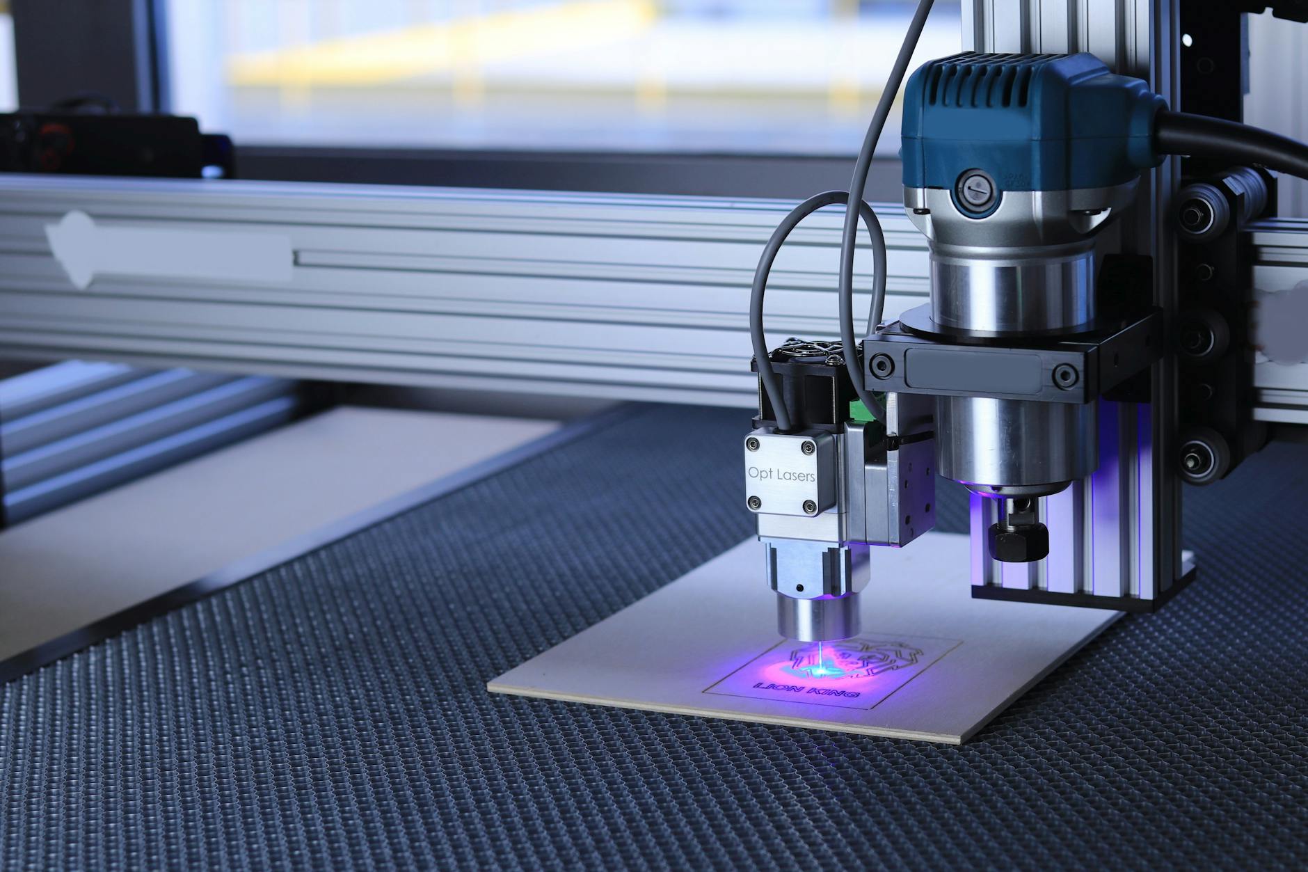 Graveur laser compact fibre et diode sur surface métallique