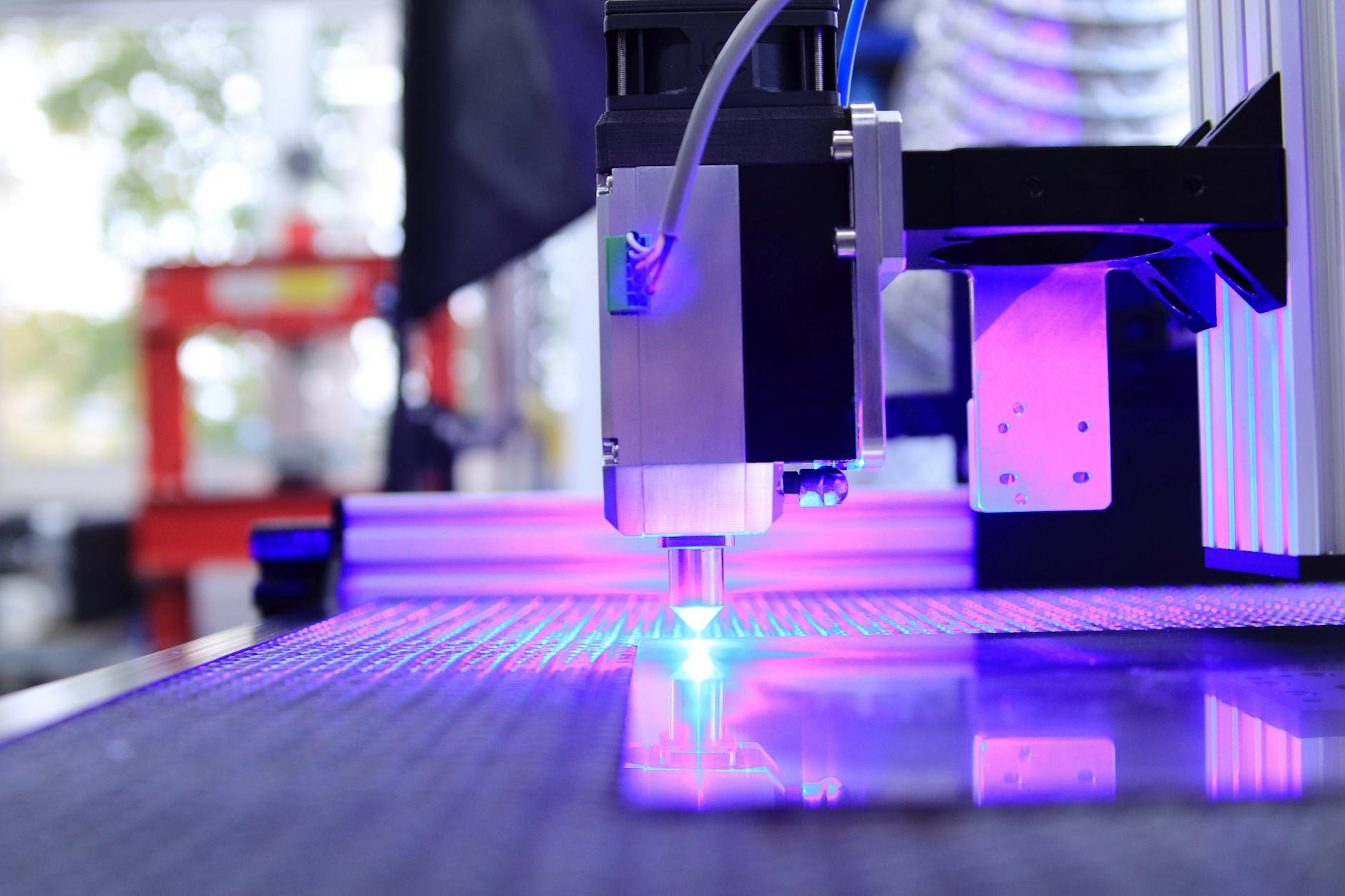Machine laser CO2 55W en cours de découpe sur bois